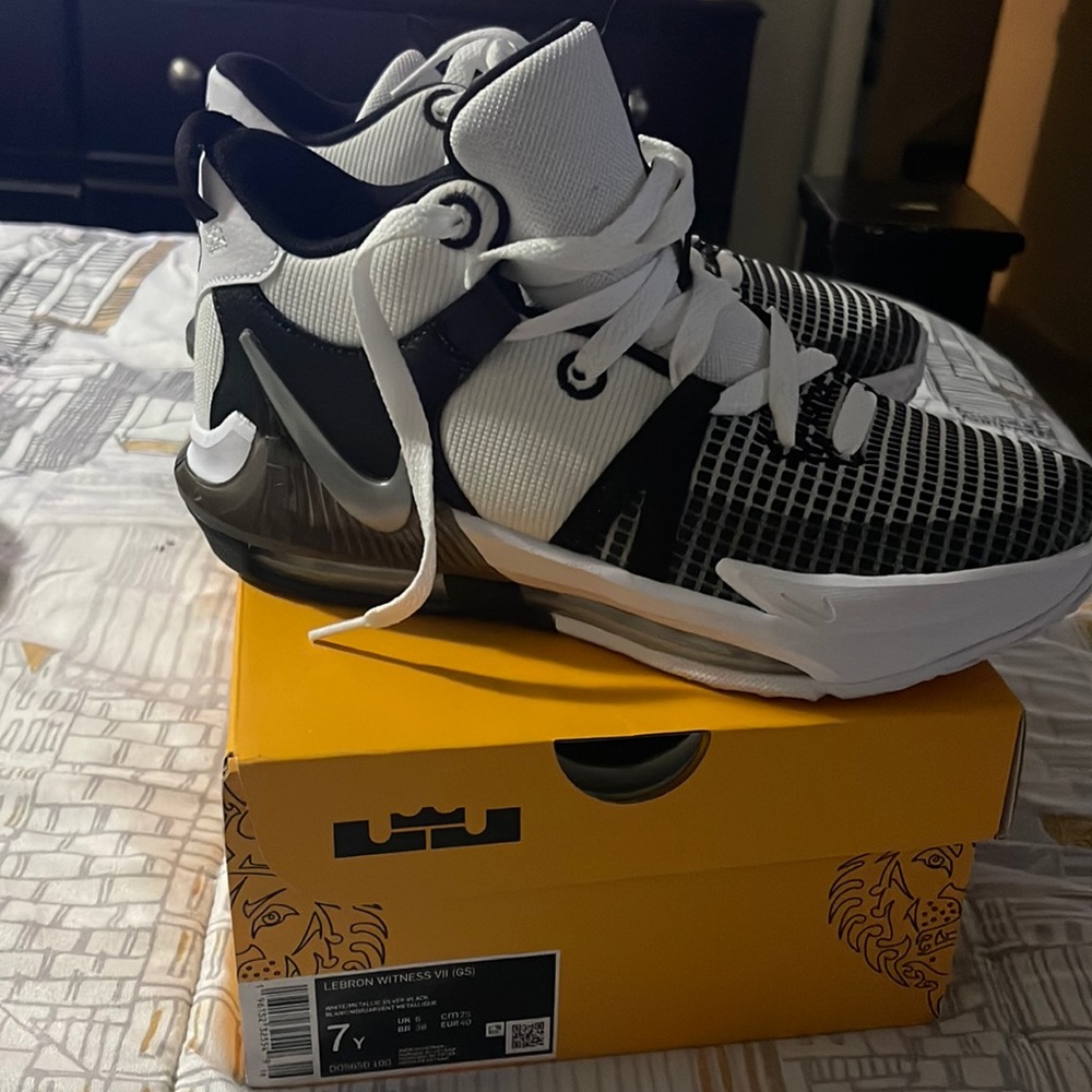 Lebrun Witness VII sneakers black and white size 7 in grade school boys.
